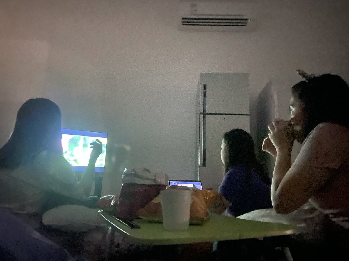 minrosieeee's tweet photo. Movie time ❎
Sigawan time ✅ https://t.co/X0yzneszed