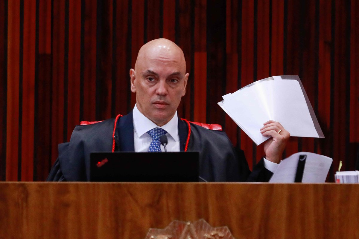 Estadao's tweet photo. 🚨 Alexandre de Moraes multa Monark em R$ 300 mil por ‘manutenção de discurso antidemocrático’ (via @fausto_macedo)

👉 https://t.co/42SOirBZvj https://t.co/xL61CVkEGK