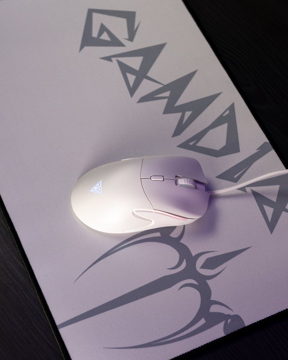 Conheça o Combo HERMES E4, um conjunto premium completo para o seu setup! 

O combo inclui um teclado mecânico branco RGB no formato compacto de 61 teclas, um mouse preciso com incríveis 12800 DPI e um mousepad branco estendido e reforçado.

Já disponível.