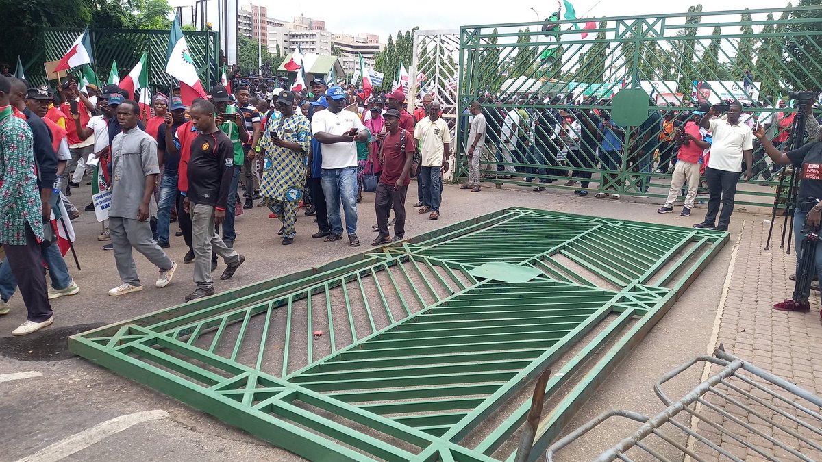 goddess_yoruba's tweet photo. 📢🇳🇬 #SubsidyProtests escalate: National Assembly gate pulled down by protesters. Questions arise about NLC and TUC's motives. Are they amplifying Peter Obi's Labour Party or representing genuine worker concerns? 🏛️🤨Is the Labour Party being used as a cloak for chaos? 🎭🤨 Let's uncover the truth behind the headlines & dissect the dynamics driving this turmoil. 🔍🗳️ #NLCvsTUC🔍🇳🇬 #NLCAnarchyDebate #NigeriaPolitics