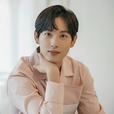 doramabra's tweet photo. EU QUERO NA MINHA MESA! O próximo tv show #ActorsOnAJourney da JTBC tem #JungHaeIn &amp; #ImSiwan viajando juntos pela Escócia. 

Conhecidos por serem amigos íntimos e amantes de uísque, os dois viajarão para a Escócia, que é um dos locais com a maior quantidade de uísque produzido. https://t.co/bvkbbA2djY