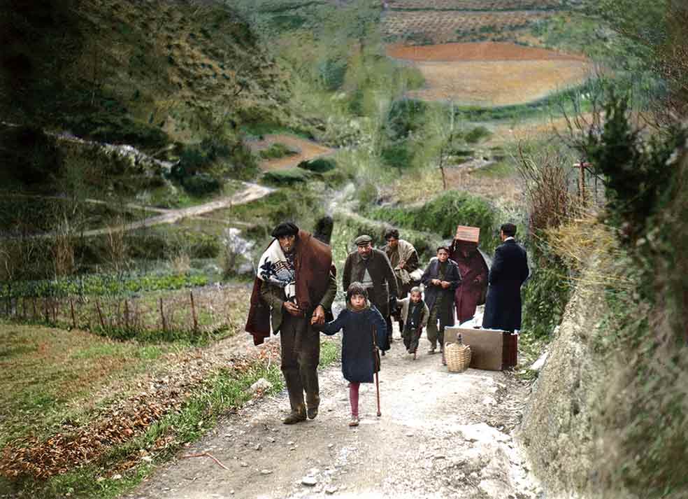 MemoriaHis's tweet photo. Noviembre de 1937, un avión fascista italiano lanzó bombas sobre Monzón, Huesca.
Tragedia en la familia Gracia Bramala.
La madre, Pilar, falleció y los niños, Alicia y Amadeo, perdieron una pierna.
Los supervivientes de la familia huyen camino del paso fronterizo de Coll d'Ares🌹 https://t.co/S384PaBgU1