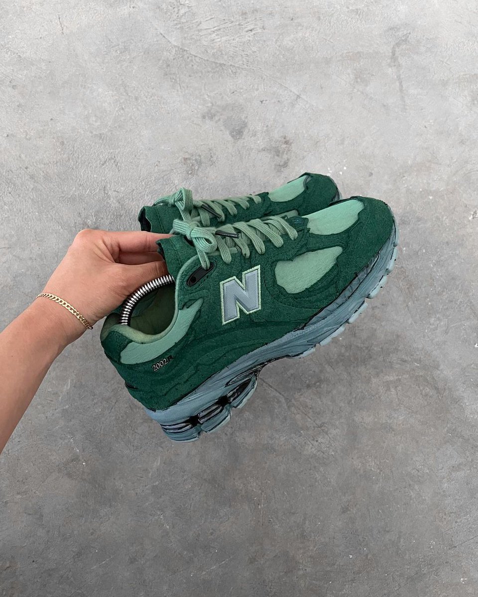SneakerNews's tweet image. Would you rock this custom New Balance 2002R? 🌱