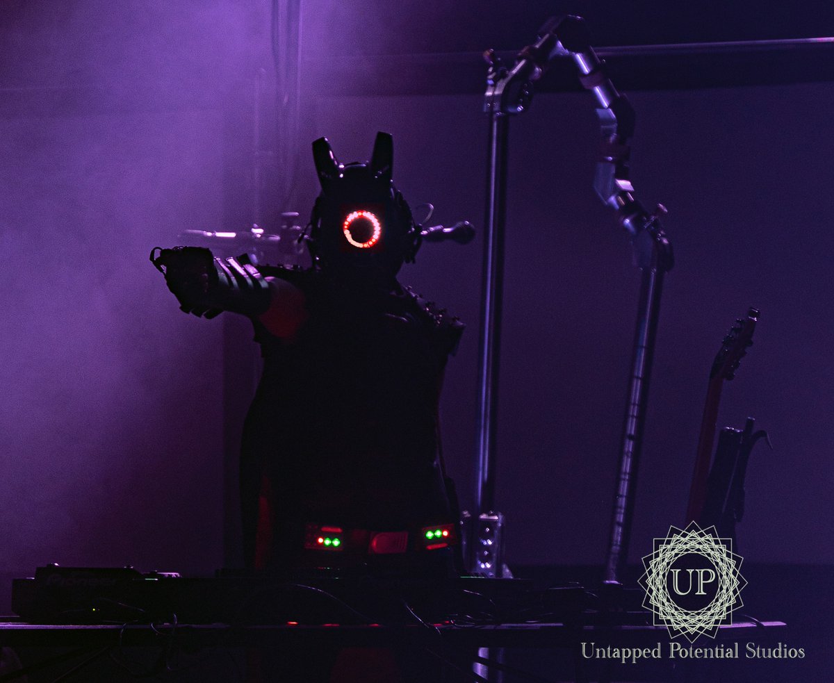 I want YOU to come to my show Aug 8th at 8pm @ <a href="/aggietheatre/">Valerie McBride</a> with @magicsword and @starfarer!!!
Link to low fee tickets: bit.ly/magicswordaggie .. code Hyzenborg

Photo by @untappedpotentialstudios