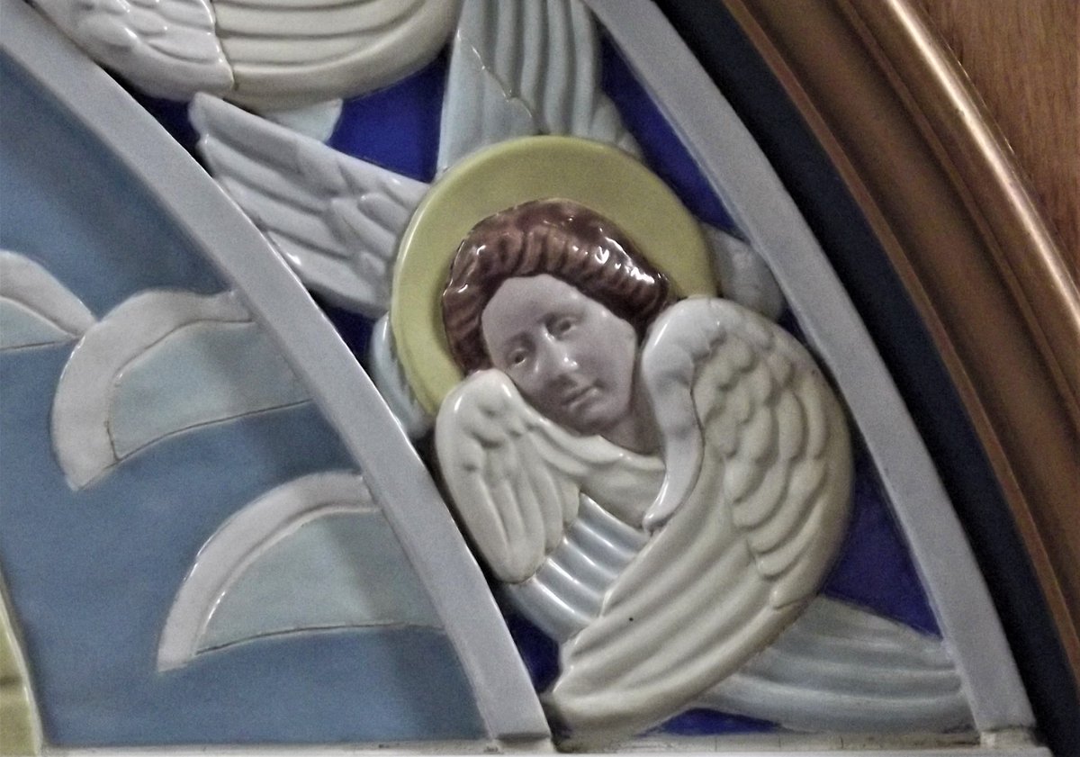 Joseamey's tweet photo. #AugustAngels detail of the ceramic reredos in St Michael's, Hamworthy. Designed by Jessie Bayes and made by Carter and Co who donated it to the church. #MadeinPoole https://t.co/RkSVrFMZOP