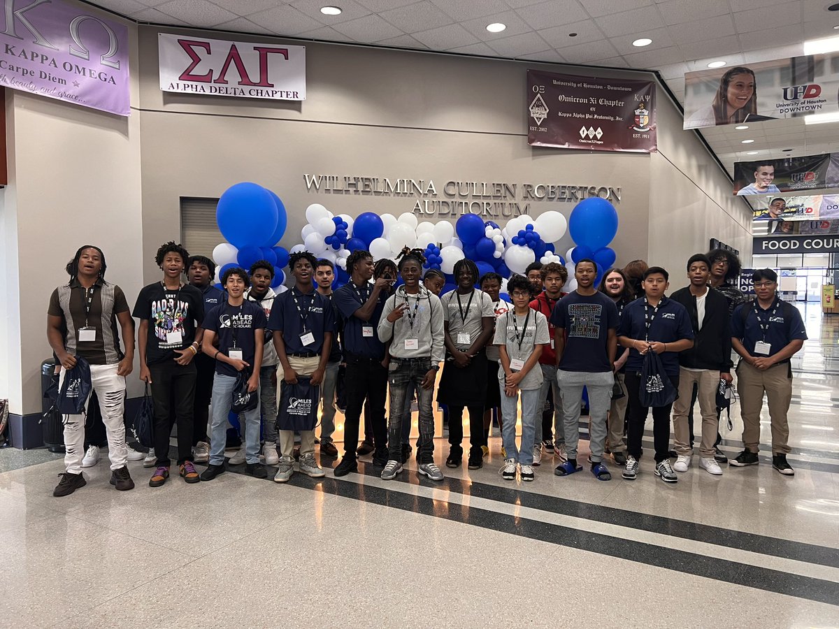 MilesAhead_HISD's tweet photo. It’s always a great day to be a Miles Ahead Scholar 💙🤍 #ForgingWeek https://t.co/BOqniH7Y9R