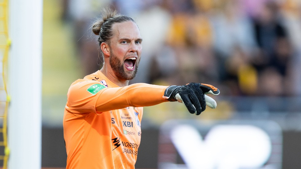 SwedeStats's tweet photo. Jonathan Johansson retired from football in 2021 and started working as an electrician. In April this year a friend of his wanted him to play as a CB in Division 5. He was then signed by Kl Klaksvik.

Today he played when they knocked out BK Häcken from the Champions League. https://t.co/vYH5t4VkQs