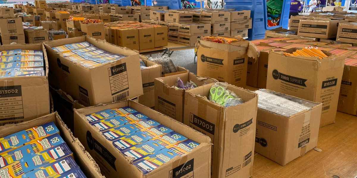 ComcastILLINOIS's tweet photo. We teamed up with @C2CChicago as a Gold sponsor of their annual #BackpackAThon to help students get #ReadyforLearning by providing essential school supplies! ๐๏ธ
To learn more, visit: https://t.co/8iP12CggH5 https://t.co/HhtTlxmHCc