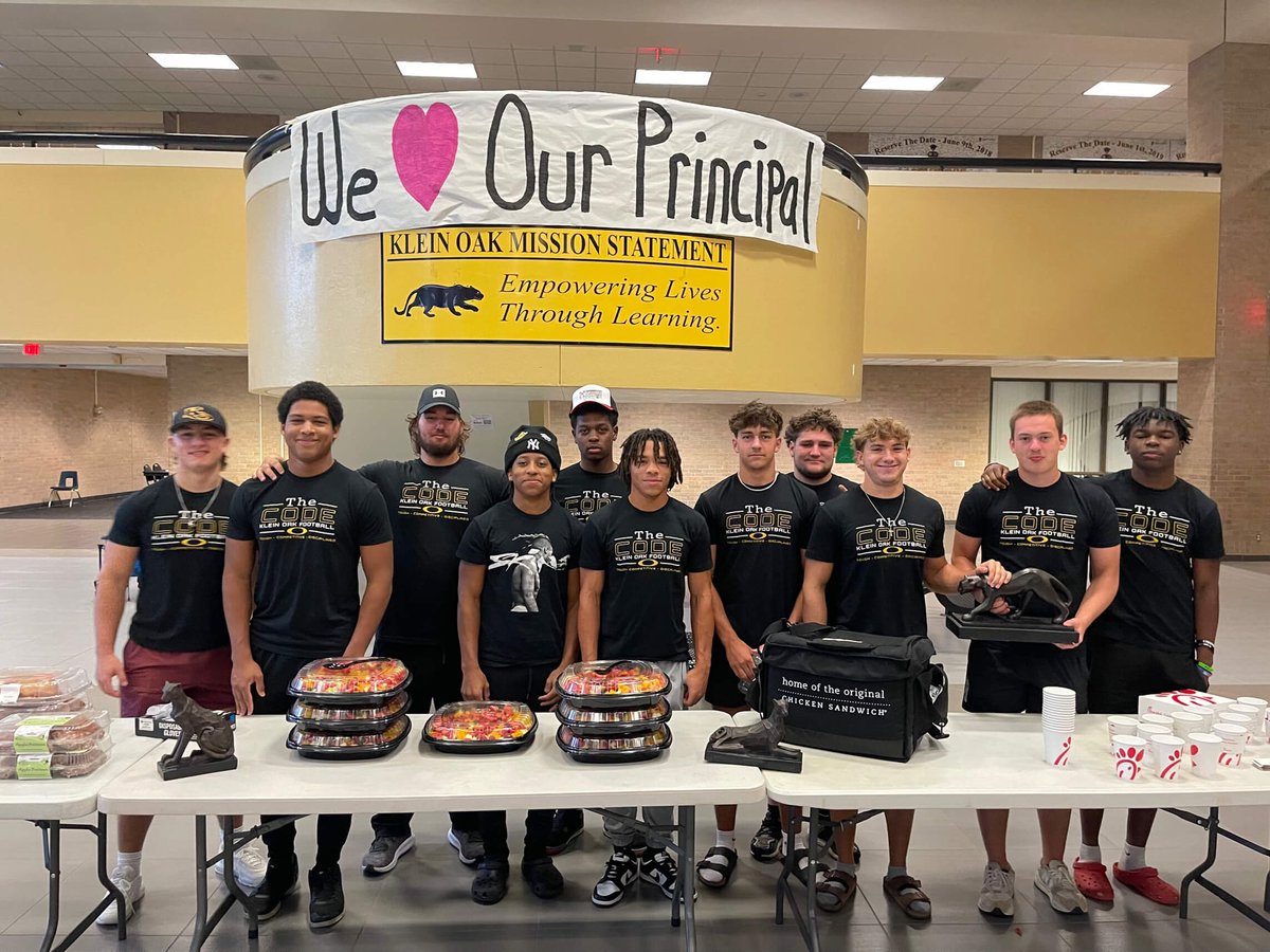The best booster club in the state <a href="/Touchdown_KOFBC/">Touchdown Club</a>  provided our schools entire faculty and staff breakfast this morning with the help of some of our players. Can’t thank them enough for what they do.
#thecOde #OakEm