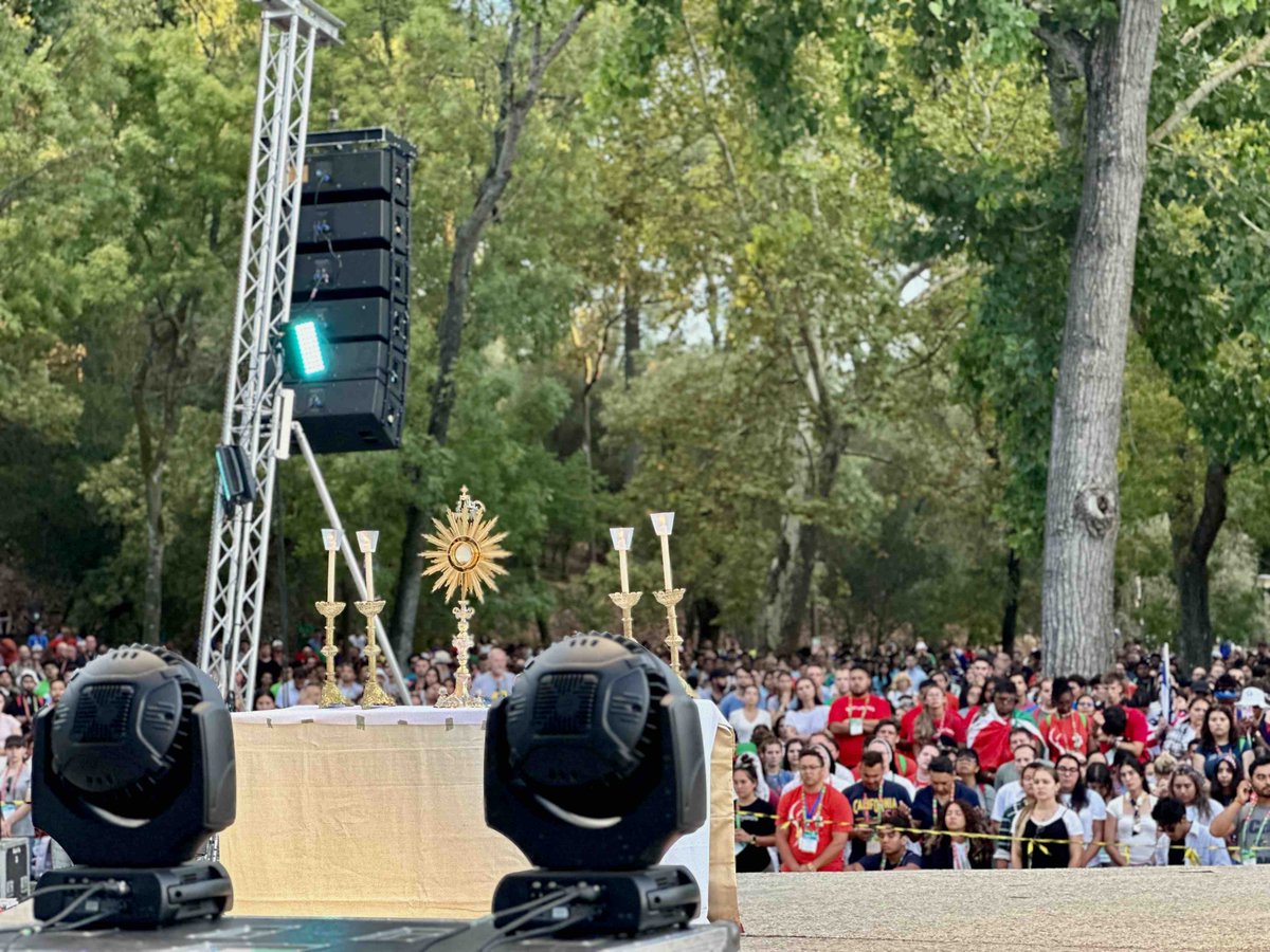 WYDUSA's tweet photo. Even from back stage, we keep Christ at the center! Grateful for an inspiring, joyful, and energetic evening with friends from all over the U.S. at our National Gathering. We truly felt the rush! May God continue to bless our World Youth Day journey! #WYDUSA https://t.co/dpvQF7RlLr