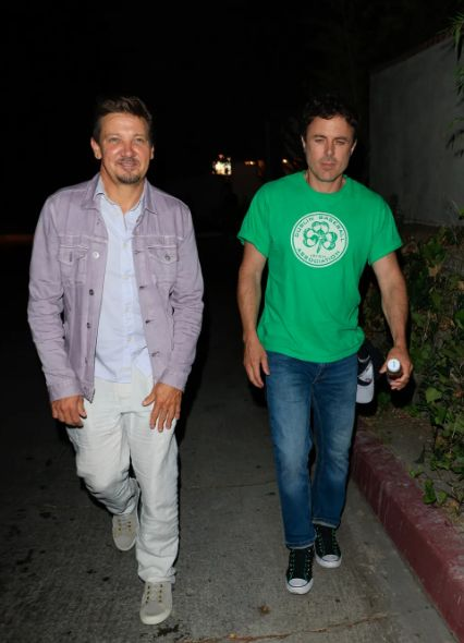 AcervoCharts's tweet photo. OFICIAL! Ator Jeremy Renner, conhecido por interpretar o Gavião Arqueiro, está totalmente recuperado após quebrar 30 ossos em acidente. https://t.co/GNnY4faYAo