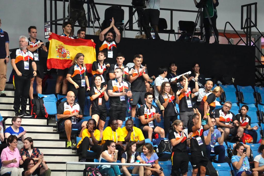 Paralimpicos's tweet photo. ¡🥉 bronce para España en el 4x50 estilos mixto formado por: Marta Fernández, Sarai Gascón, Toni Ponce y Miguel Luque!

Y esa afición en la grada ¡Vamos #TeamEsp! https://t.co/QyEcC7ggdA