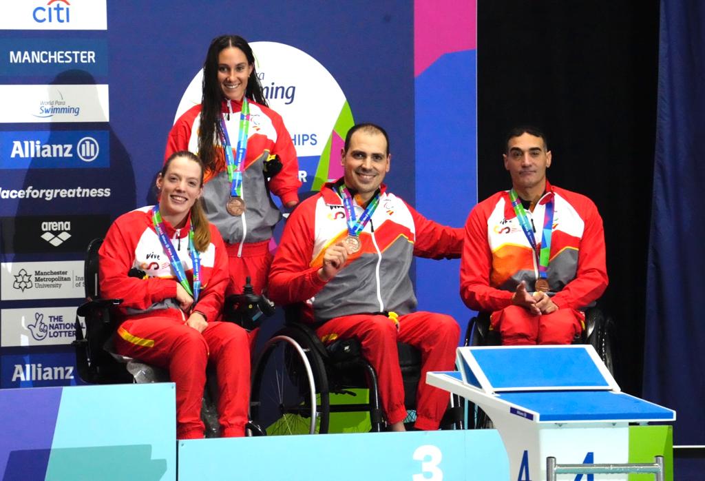 Paralimpicos's tweet photo. ¡🥉 bronce para España en el 4x50 estilos mixto formado por: Marta Fernández, Sarai Gascón, Toni Ponce y Miguel Luque!

Y esa afición en la grada ¡Vamos #TeamEsp! https://t.co/QyEcC7ggdA
