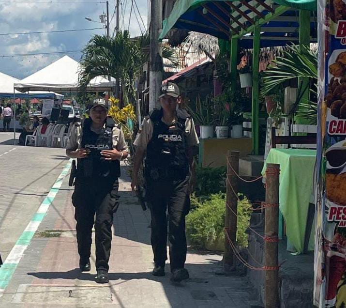 PoliciaEcuador's tweet photo. TURISMO SEGURO

Mantenemos presencia policial en las diferentes playas de #Esmeraldas, con la finalidad de precautelar la seguridad de turistas nacionales y extranjeros.

#EjePreventivo
#SeguridadCiudadana https://t.co/GuaBWlTHcX