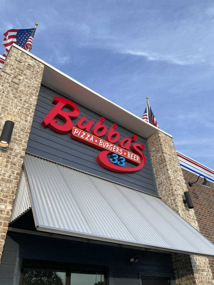 Bubba’s 33 is now open at Brooks! Enjoy made-from-scratch “Bubba style” food like wings, burgers, pizza, po’boys, pastas, and much more. What is your go-to meal? 🍔 #LiveBrooks #satx #nowopen #bubbas33
