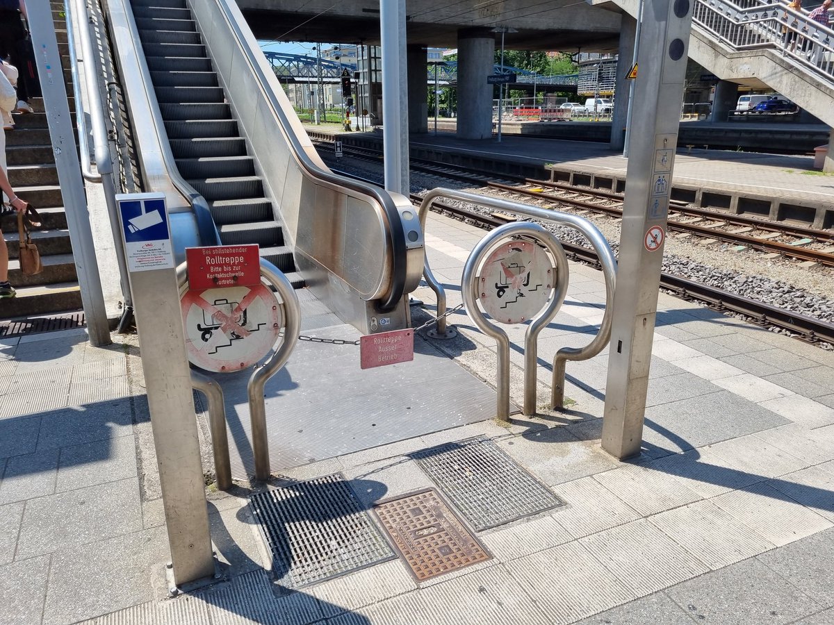 MarcoKarch's tweet photo. @DB_Bahn @freiburg Werden wir es noch erleben, dass die Rolltreppen im #Hauptbahnhof #Freiburg wieder funktionieren? #Barrierefreiheit #barrierefrei #Ärgernis #Skandal #ÖPNV https://t.co/eLCMhIBjcE