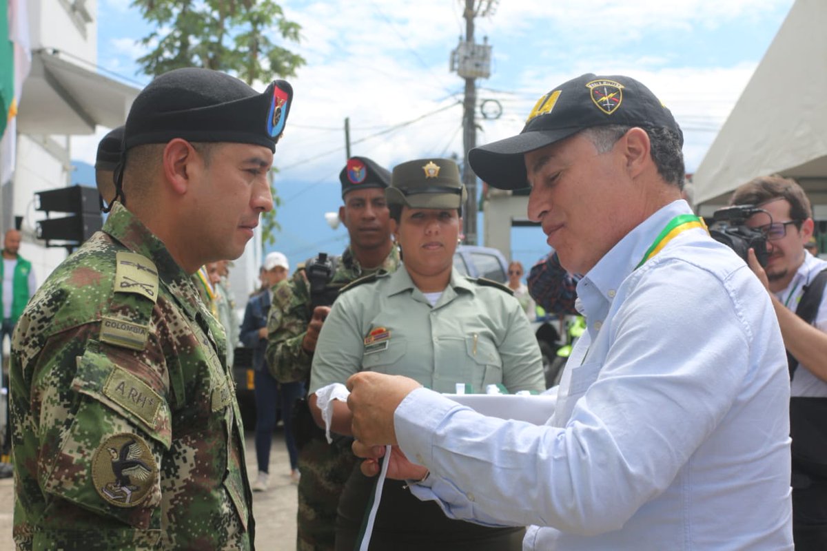 Ejercito_Div7's tweet photo. Con agradecimiento recibo la medalla de la alcaldía del mpio de Nariño, Ant, como muestra de reconocimiento y homenaje a la labor que desarrollan los soldados de la #CuartaBrigada, quienes brindan seguridad a los habitantes de esta región del país.
#PlanAyacucho
#GeneralMurillo https://t.co/f5yx8ZMUQg