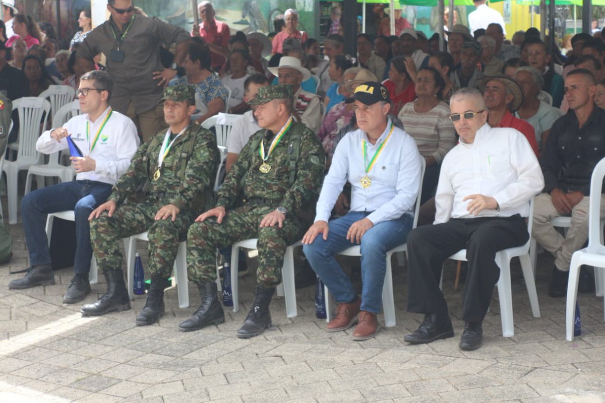 Ejercito_Div7's tweet photo. Con agradecimiento recibo la medalla de la alcaldía del mpio de Nariño, Ant, como muestra de reconocimiento y homenaje a la labor que desarrollan los soldados de la #CuartaBrigada, quienes brindan seguridad a los habitantes de esta región del país.
#PlanAyacucho
#GeneralMurillo https://t.co/f5yx8ZMUQg