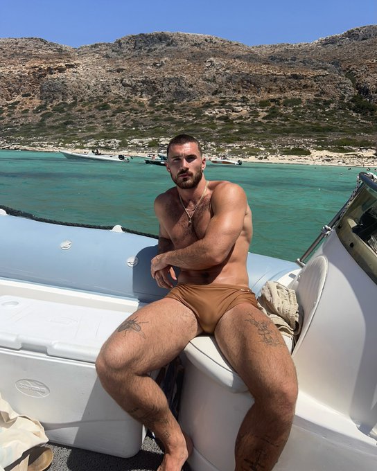 boat day in crete 🇬🇷 https://t.co/7Fcp2AmTYm