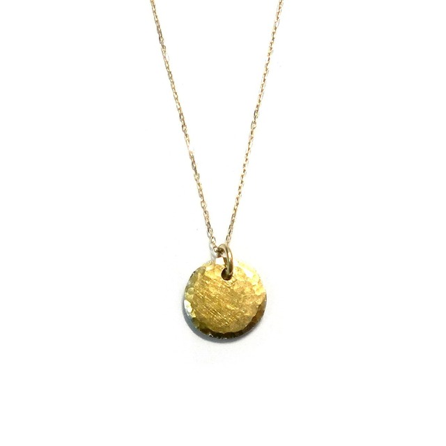 Ankh_Craft's tweet photo. K24金箔 Gold 打ち込み象嵌 ゴールド プチネックレス

コロッとした円形のシルバーのパーツにｋ24(純金箔）を打ち込んだペンダントトップです。

https://t.co/jUPr9toDOT

#ネックレス #プチネックレス #ゴールドネックレス #ゴールドアクセサリー #象嵌 https://t.co/fcPaWZrGZB