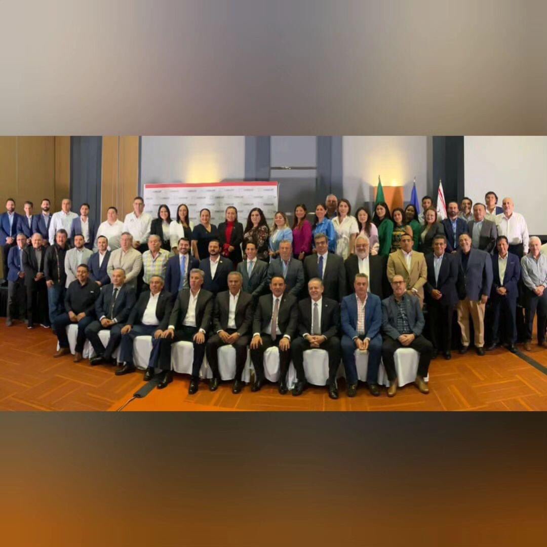 Nuestro presidente Ing. Enrique Dueñas, nuestro Tesorero Ing Ricardo Reyna, saludando a la Mtra. Claudia Cynthia Sánchez Porras, directora general de CANACAR.
En la reunión de la Comisión Nacional Ejecutiva, en Guadalajara Jalisco.

💻agruas.com.mx