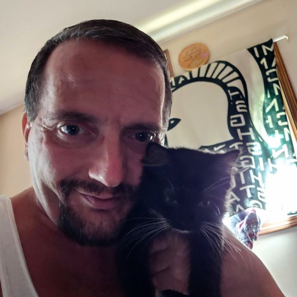 Tuckcumming's tweet photo. Guy looks like pedophile magician https://t.co/BsHYXEBnS3