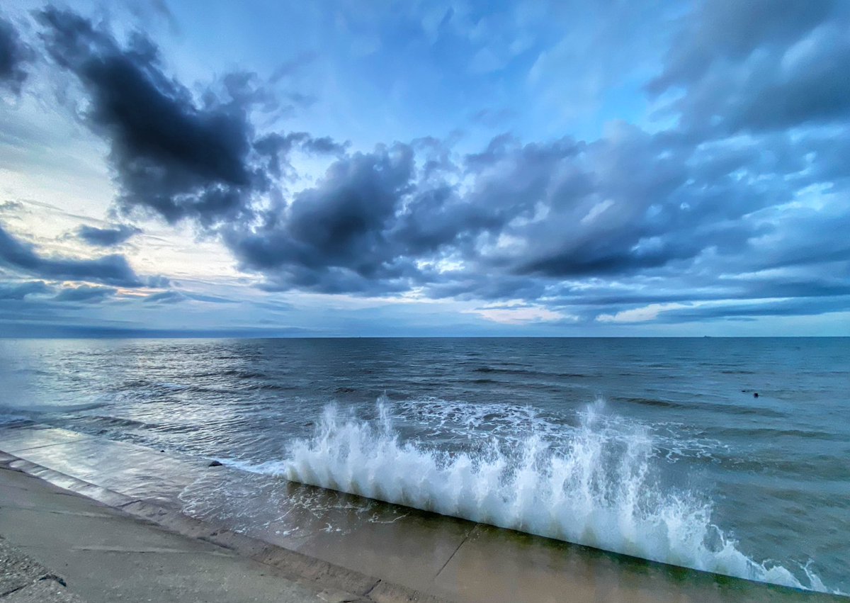 CLGrasby's tweet image. High tide at Walcott this evening 🌊 

#MidweekBlues #seaview #coast #iphonephotography