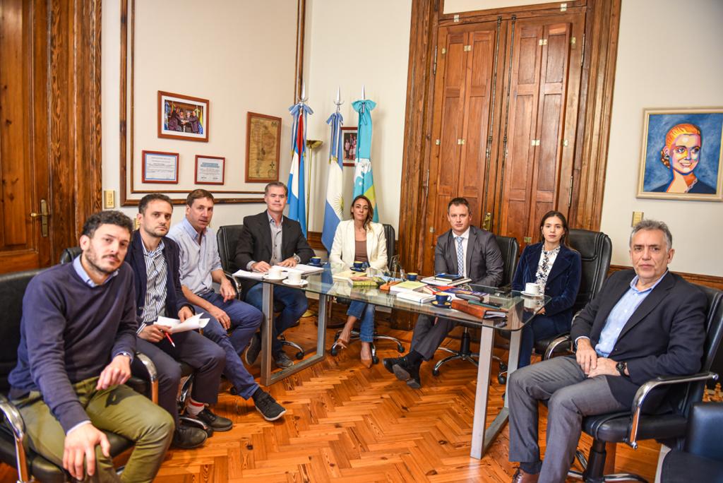 Seguimos trabajando para que Gualeguaychú vuelva a tener su Aeropuerto operativo.
Recibimos al fiscal de Estado de nuestra provincia, Julio Rodriguez Signes para conversar de la actualidad y la historia del aeropuerto de nuestra ciudad.
