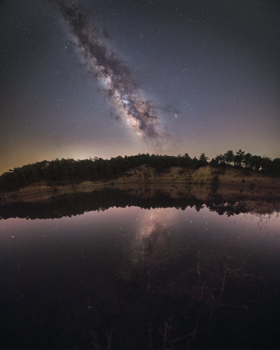 Galaksimizin tozlu ve bol yıldızlı diski ve onun göl üzerindeki yansıması.

Uzun süredir fotoğraflamak istediğim bu harika kompozisyonu geçen hafta yapay bir baraj gölünde elde etme fırsatı buldum.

#milkyway #samanyolu #canon #Astrophotography