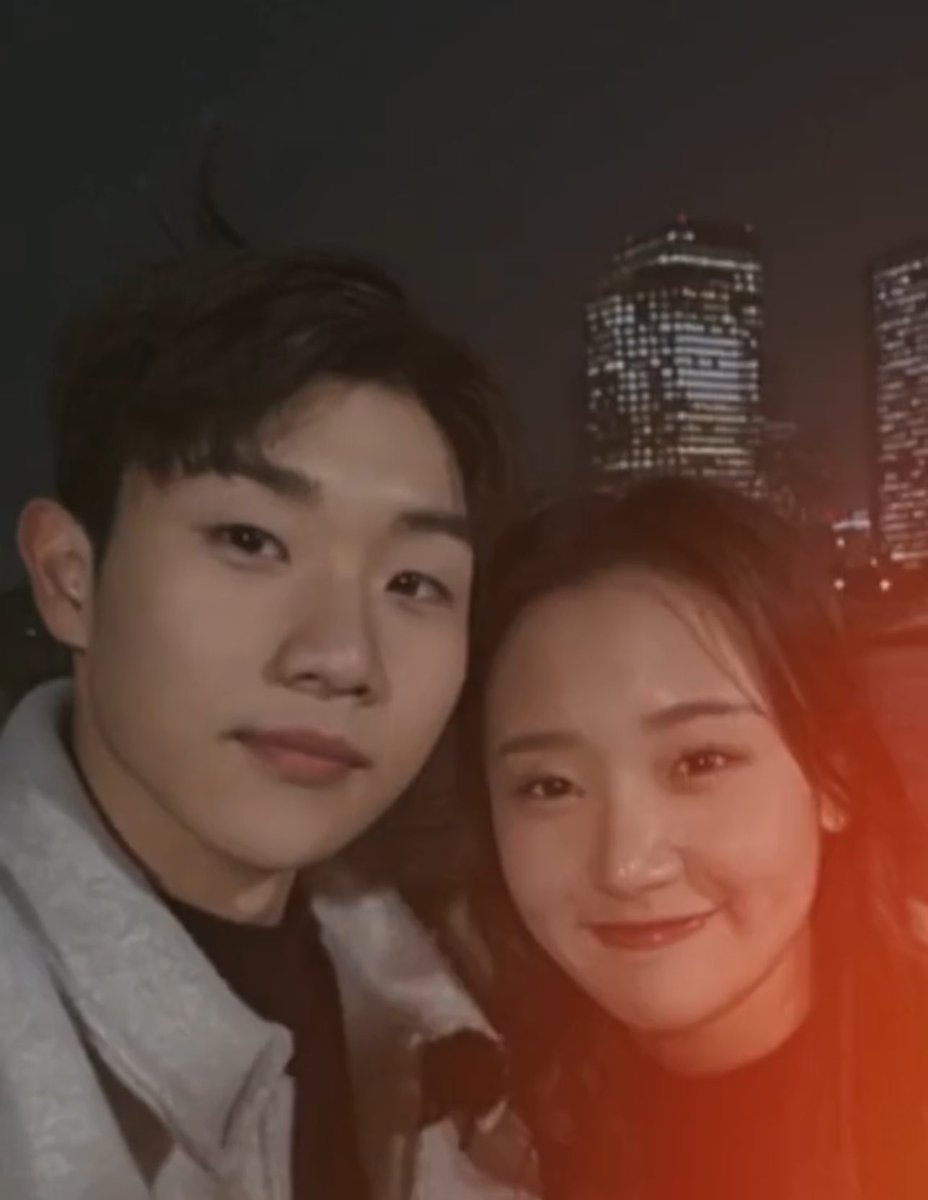 rosegothics's tweet photo. This selfie GUYS, where did this photo come from? We saw just they take this photo, not the photo. #nineteentotwenty https://t.co/BdGcRWuaj4