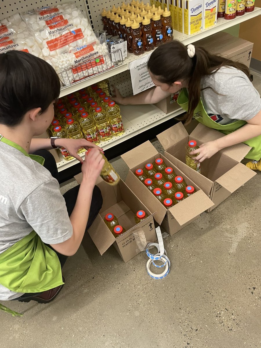 Polsinelli's tweet photo. Lending a helping hand to our local communities is something our offices love to do, especially when it means we get hands-on experience with the organization. The Nashville office volunteered at @TheStoreNash helping to stock shelves &amp;check out customers.

#polsinellinashville https://t.co/N9HCbWS4Ze