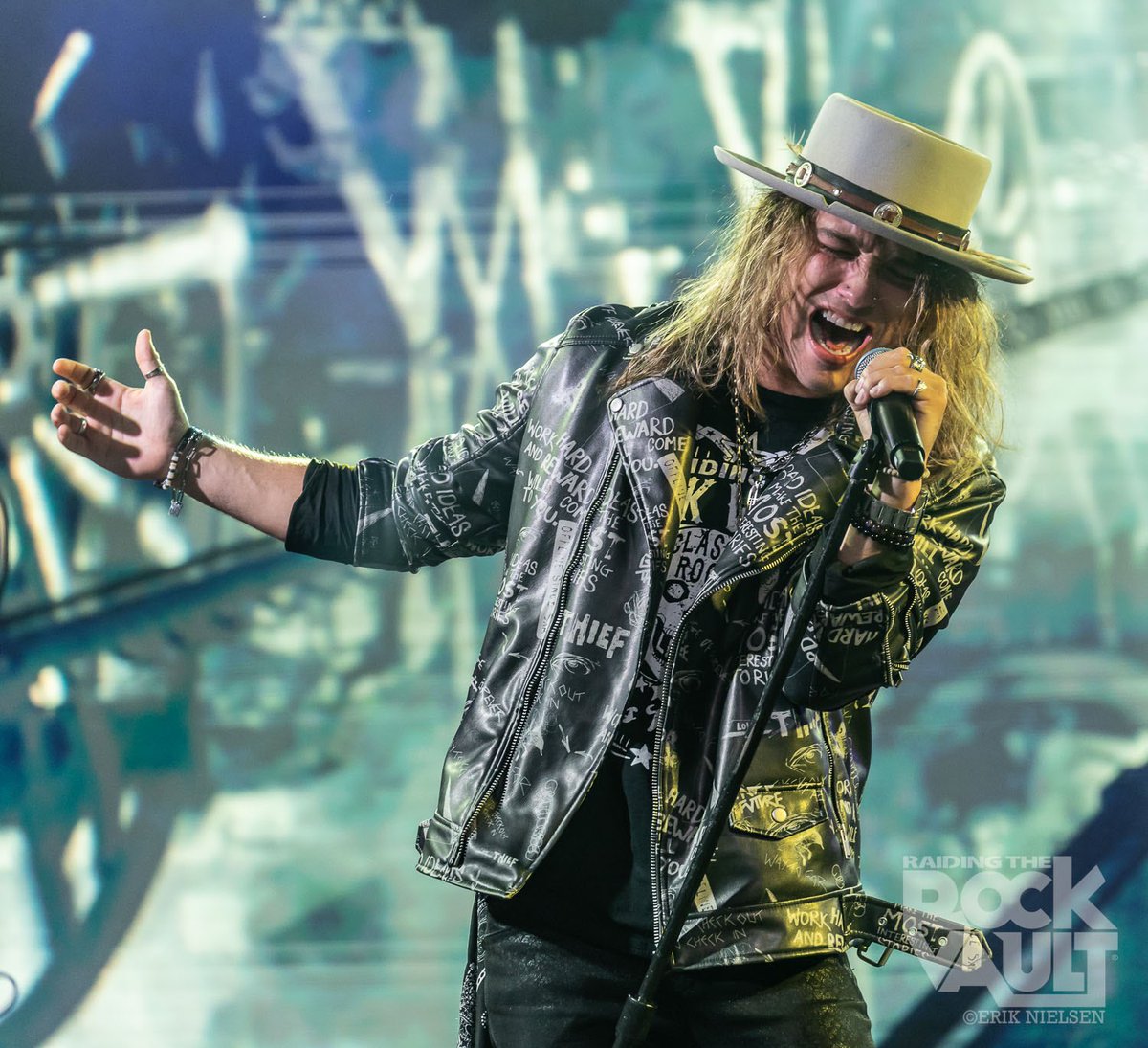Rock_Vault's tweet photo. Pleased to be featuring Canadian lead singer Travis Cørmier the entire month of August at Hard Rock Cafe Las Vegas Strip!
#hardrock #classicrock #hardrockcafelasvegas #hardrockcafe #lasvegasstrip #raidingtherockvault #rockvault #rockstar #traviscormier https://t.co/yrB7powQmW