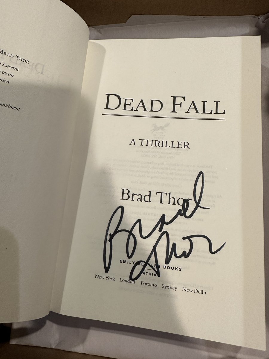 ReadingInTheAir's tweet image. Look at what was just delivered from Scottsdale.  #Thepoisonedpen #BradThor #thrillerbooks #ReadingInTheAir #Reading
