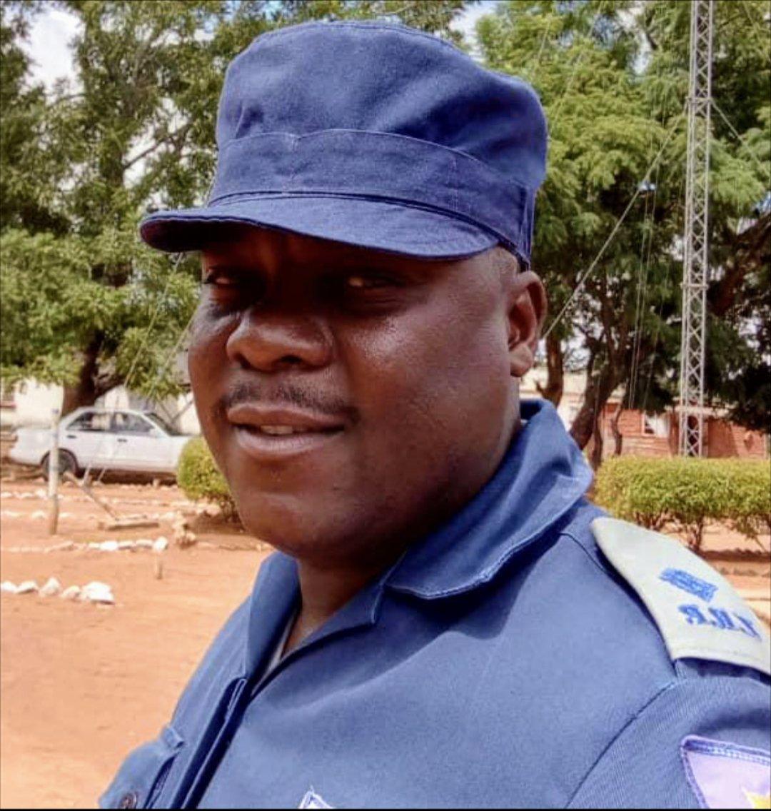 PROFESSOROFPOL3's tweet photo. Dear Mazizi we saved @MadzibabaV Veshanduko through tweeting, please let's save a life, Assistant Inspector Chester Matsa a 43 year old cop, father of 6 went missing. Let's make some noise. Retweet for awareness. The President of Burkina Faso is 35 Matsa is 45.
@nelsonchamisa https://t.co/U9WMD4QhdQ