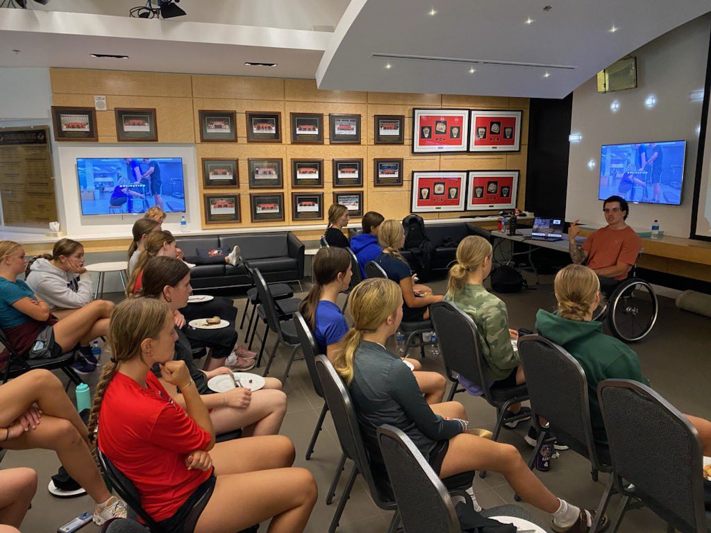 A powerful today message from an inspiring speaker @rstraz_ at the @RJohnst6 Girls Hockey Camp.