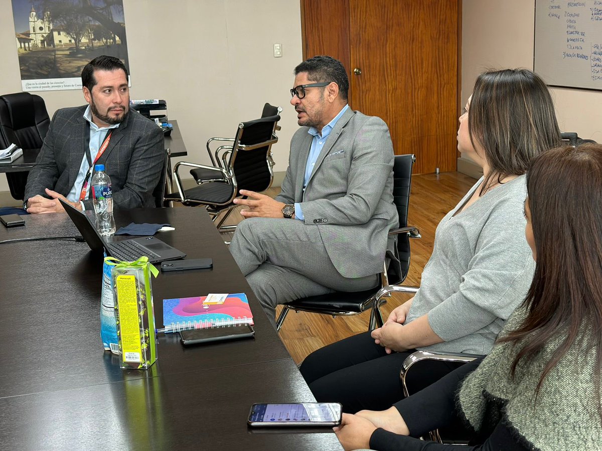 Aeropuerto_CUE's tweet photo. ✔️Esta mañana recibimos a Ronaldo Herrera, director comercial de @morphotravel (Britt). Dialogamos sobre la comercialización dentro del aeropuerto “Mariscal La Mar” y el Sense of Place para mejorar la experiencia de nuestros pasajeros.

@aguilarh_jose @MunicipioCuenca https://t.co/KpPjHoa9xO