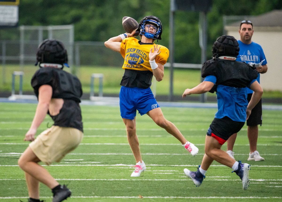 EJCExam_Sports's tweet photo. Former Blue Springs starting QB @sal_caldarella gets fresh start in Grain Valley @GVHSActivities @GVEagleFootball @GVHSEagles 
https://t.co/d9UCzHQW3f https://t.co/nILHWVPTCS