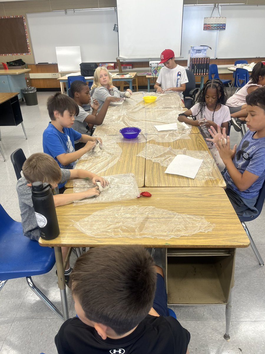 Woodside_Cares's tweet photo. On Wednesdays we get extra messy with clay art 👩‍🎨🧑‍🎨👨‍🎨 https://t.co/3xGFDtndA3