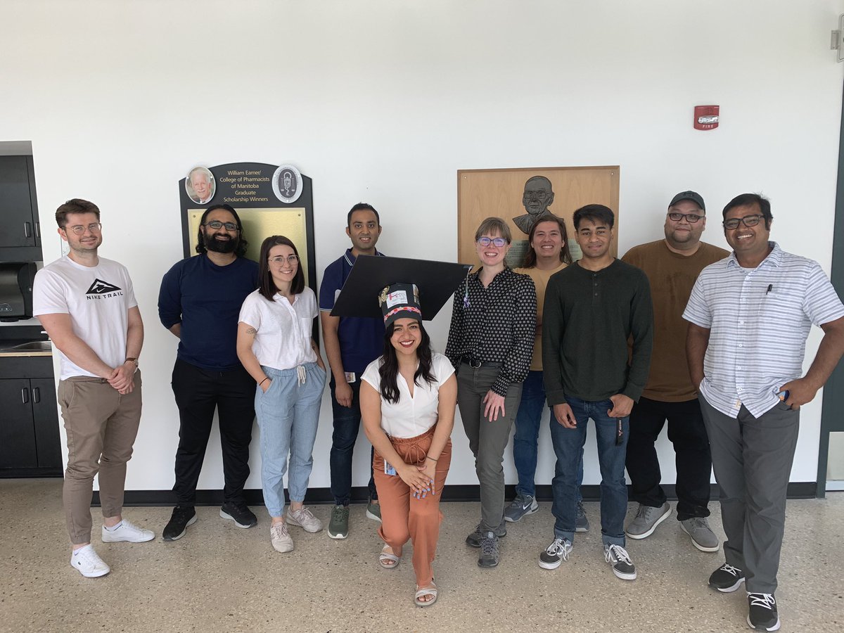jezzmush's tweet photo. I defended my Master’s thesis last week. I had to explain the work of 3 years in 25 min 😜 challenge completed ✅. The lab made me a graduate hat representing my path during this adventure, I loved it so much ! Thank you 🙏🏼 @JillStobart  @SHa3516  @MeherKantroo @NoushinAhmadpo1 https://t.co/GEuIGgeorL