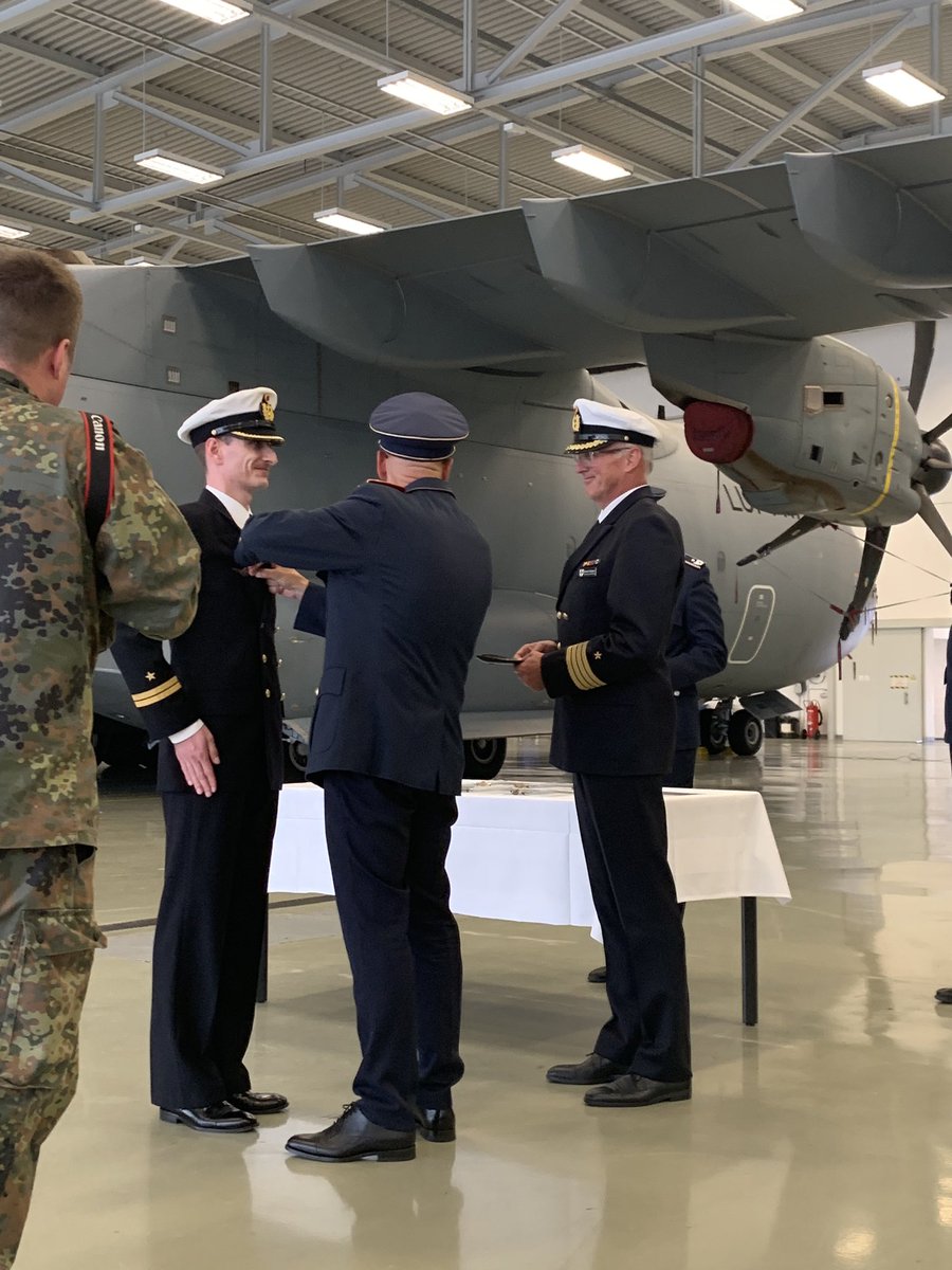 K3_GrafZeppelin's tweet photo. Ein besonderer Tag im Leben eines zukünftigen #Marineflieger|s: Übergabe der Schwinge! Herzlichen Glückwunsch unseren 2 neuen Piloten und allways happy landings! Dank auch dem #LTG62 des @Team_Luftwaffe für die tolle Zeremonie mit vielen Angehörigen! #MFG3 #P3C #P8A
📸 Poschmann https://t.co/IsSTnksh85