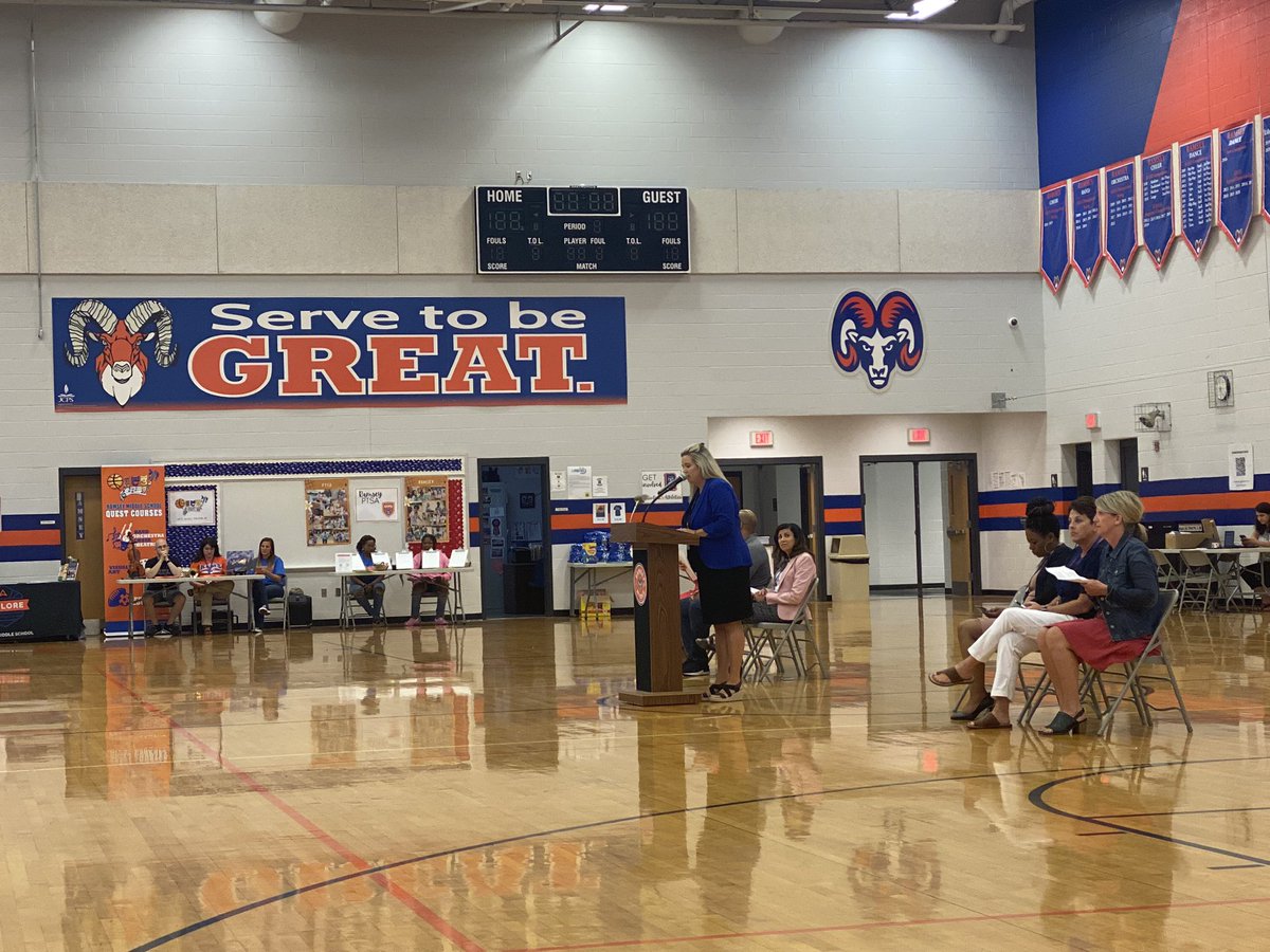 Ramsey8thAP's tweet photo. Great turnout for @RamseyMS_JCPS 6th Grade Registration Night! Excited to see what this group will achieve and how they will #ServeToBeGreat! https://t.co/VakqqUaGSu