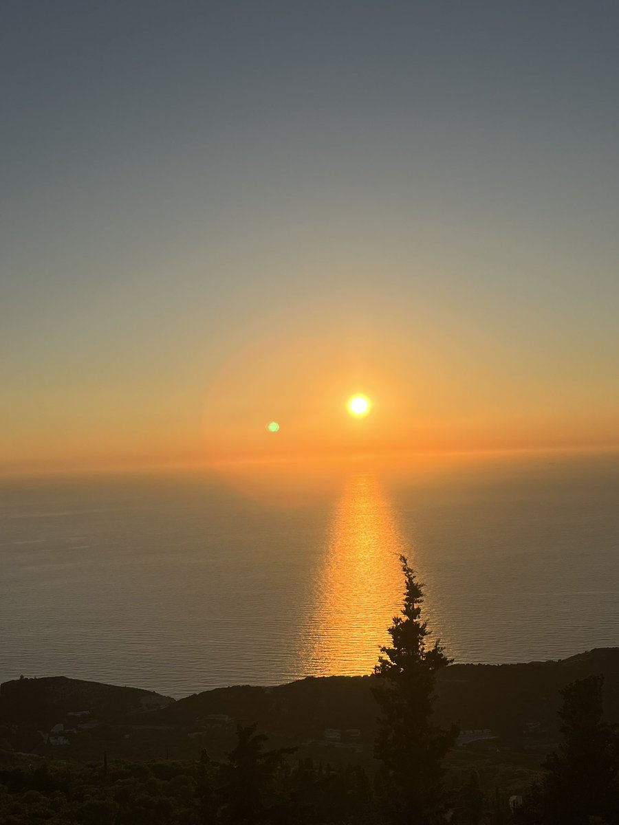olympia_gko's tweet photo. Ιδανικά Θα ήθελα εγώ να κοιτάζω το ηλιοβασίλεμα κι αυτός εμένα … https://t.co/xAJbpuiXE3