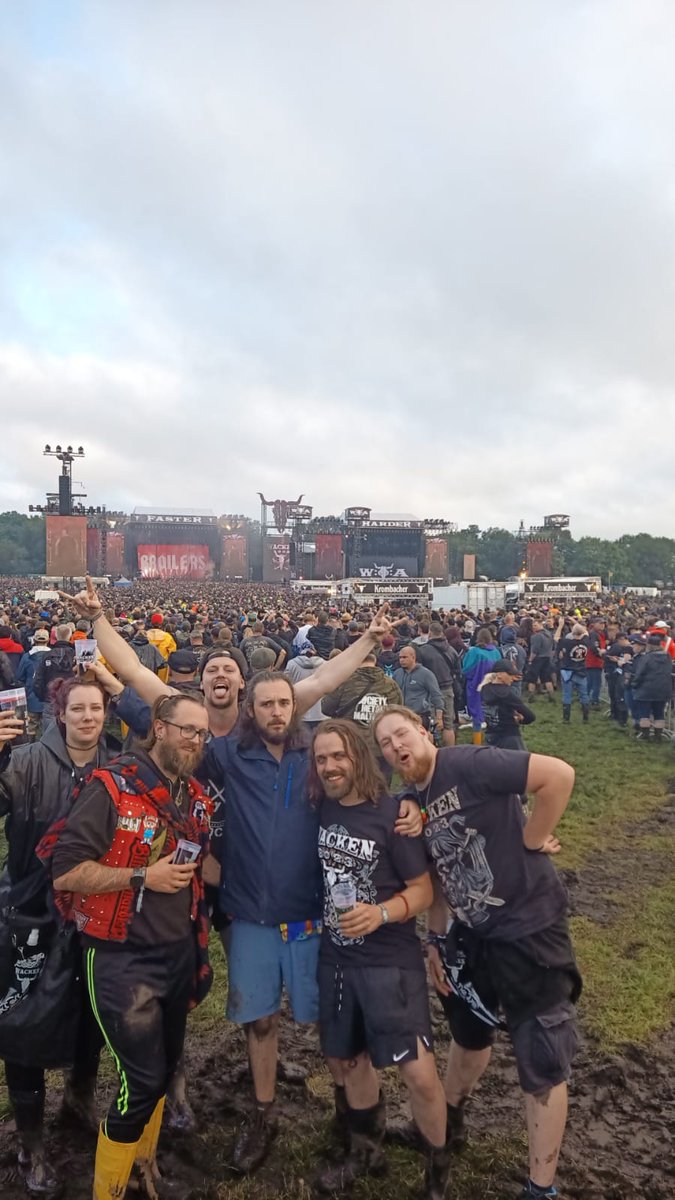 Bis zu den Knien im Matsch <a href="/Wacken/">Wacken Open Air</a> #Wacken2023