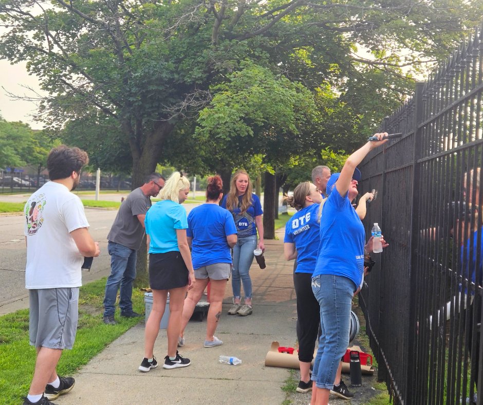 covenanthousemi's tweet photo. Today we welcomed @DTE_Energy volunteers to help paint our exterior fence! Thank you for all your hard work; we're grateful for your generosity. 🖌 

#DTEEnergy #Volunteer https://t.co/9rkLoSP0Lc