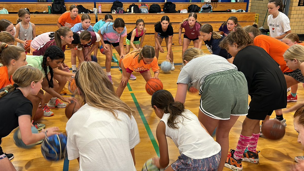 full_courthoops's tweet photo. This is what we call moral support. #fchcamp. #teamwork🏀 https://t.co/M71zFH8a2F