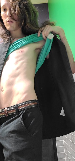 Bunny's been sweating in a kitchen all day,,, who's gonna lick her clean?? 👀😳😇 https://t.co/QNeierOR