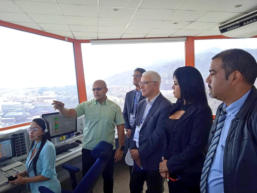 inac_ve's tweet photo. Oficiales @icao-SAM realizaron recorrido por los #SNA, verificando la gestión del transito aéreo que garantiza operaciones seguras; visitando Torre de Control, Control de Aproximación y Centro de Control de Área Maiquetía. Hechos que demuestran el compromiso inquebrantable de 🇻🇪. https://t.co/ZAGcncMfO5