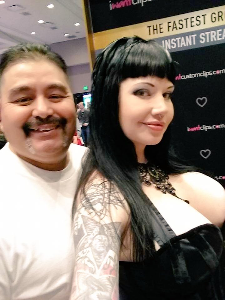 shaymus_69's tweet photo. With @MayaSinstress at @AEexpo 2017. #avn #avn2017 #AEexpo #AEexpo2017 https://t.co/3AfZaICv9P