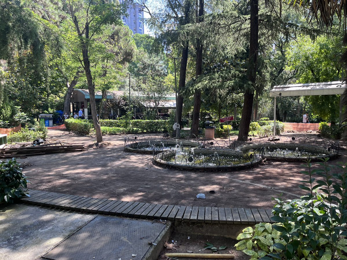 yalinahbab's tweet photo. Çoğunluk çevre nüfusu;  sıcaklarda serinlemek için yegane şansı bu park olan, orta yaş ve üzeri insanlardan oluşan Sahrayıcedit Milli Hakimiyet Parkı’nın, en çok kullanıldığı yaz aylarının ortasında tadilata sokulması “müthiş!!!”bir fikir.  @kadikoybelediye @IBBcozummerkezi https://t.co/yXpxRuUKQv