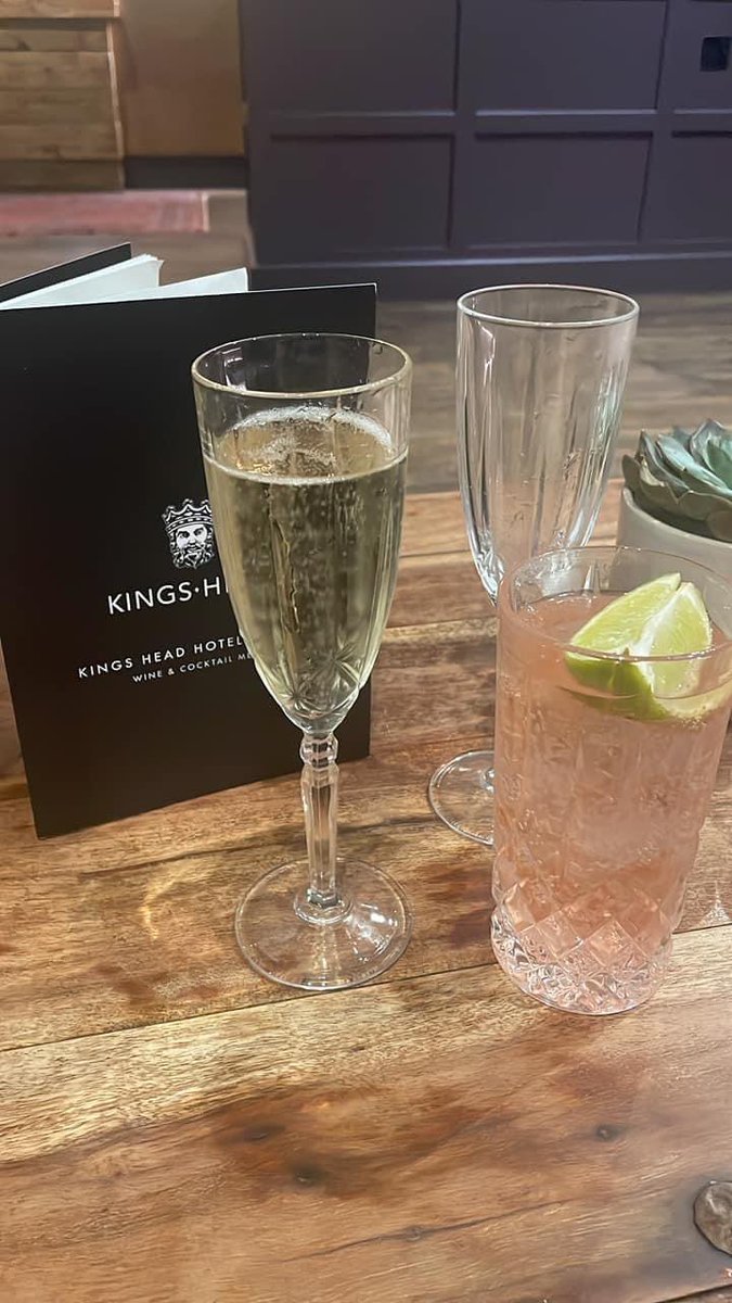 Pre birthday drinks at <a href="/KingsHeadCiren/">Kings Head Hotel</a> 🥂🎉🩷